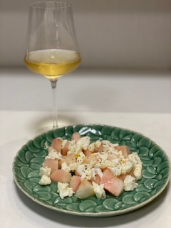 桃のサラダとワイン